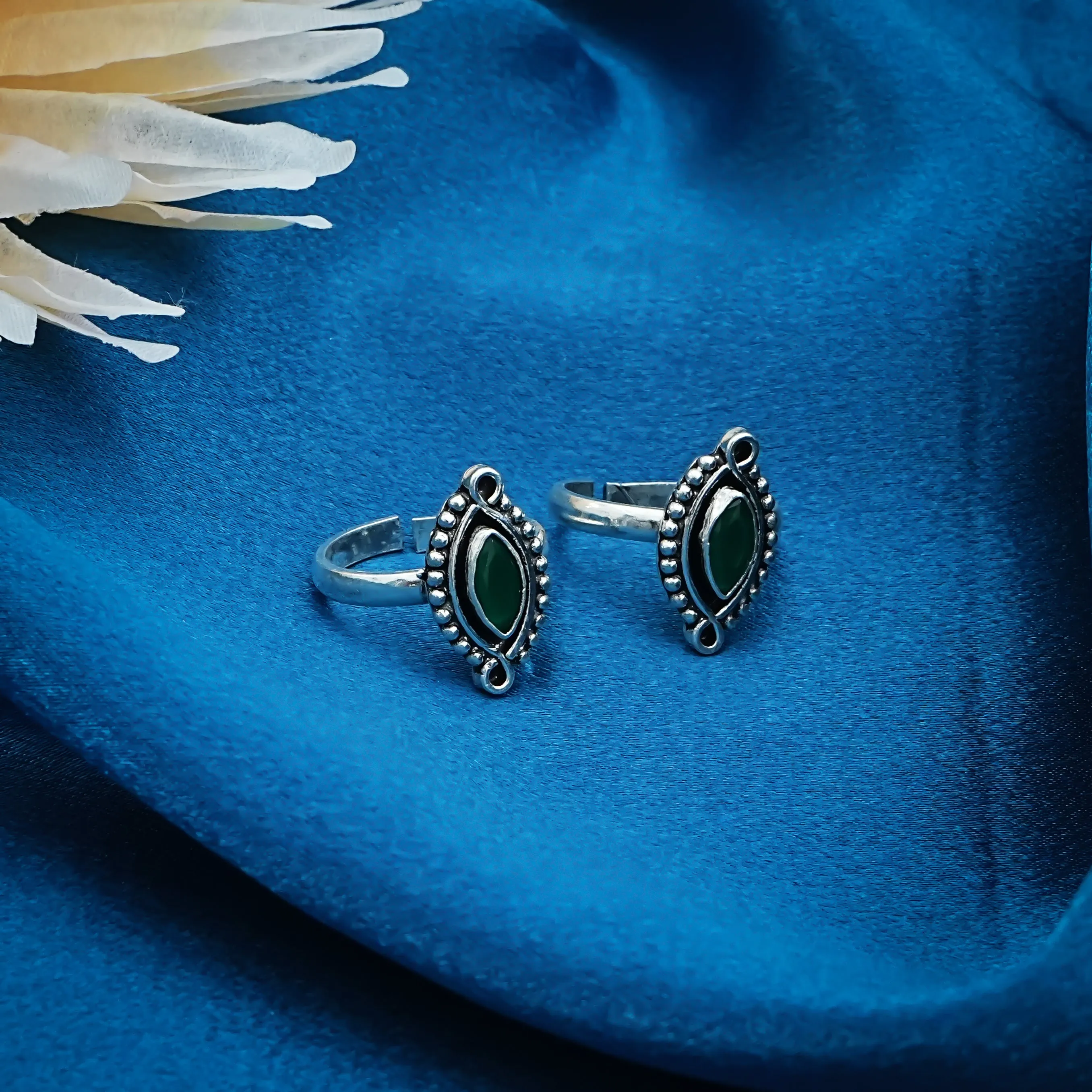 Delightful Green Cut Stone Silver Toe Rings