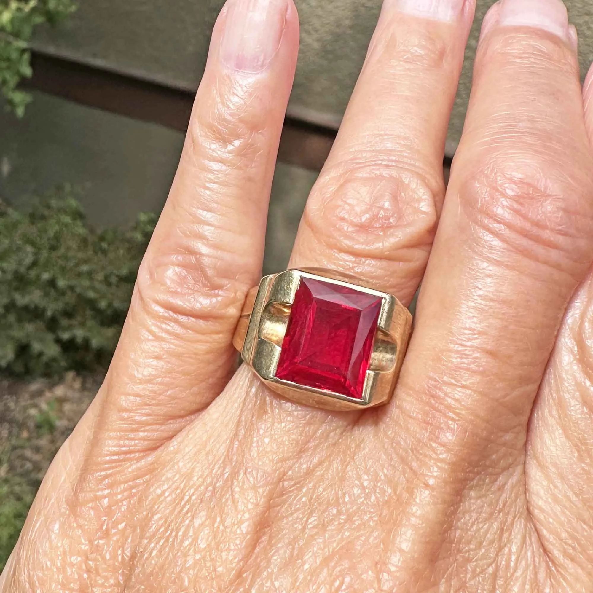 Vintage Gold Mens 7.5 CTW Ruby Signet Ring