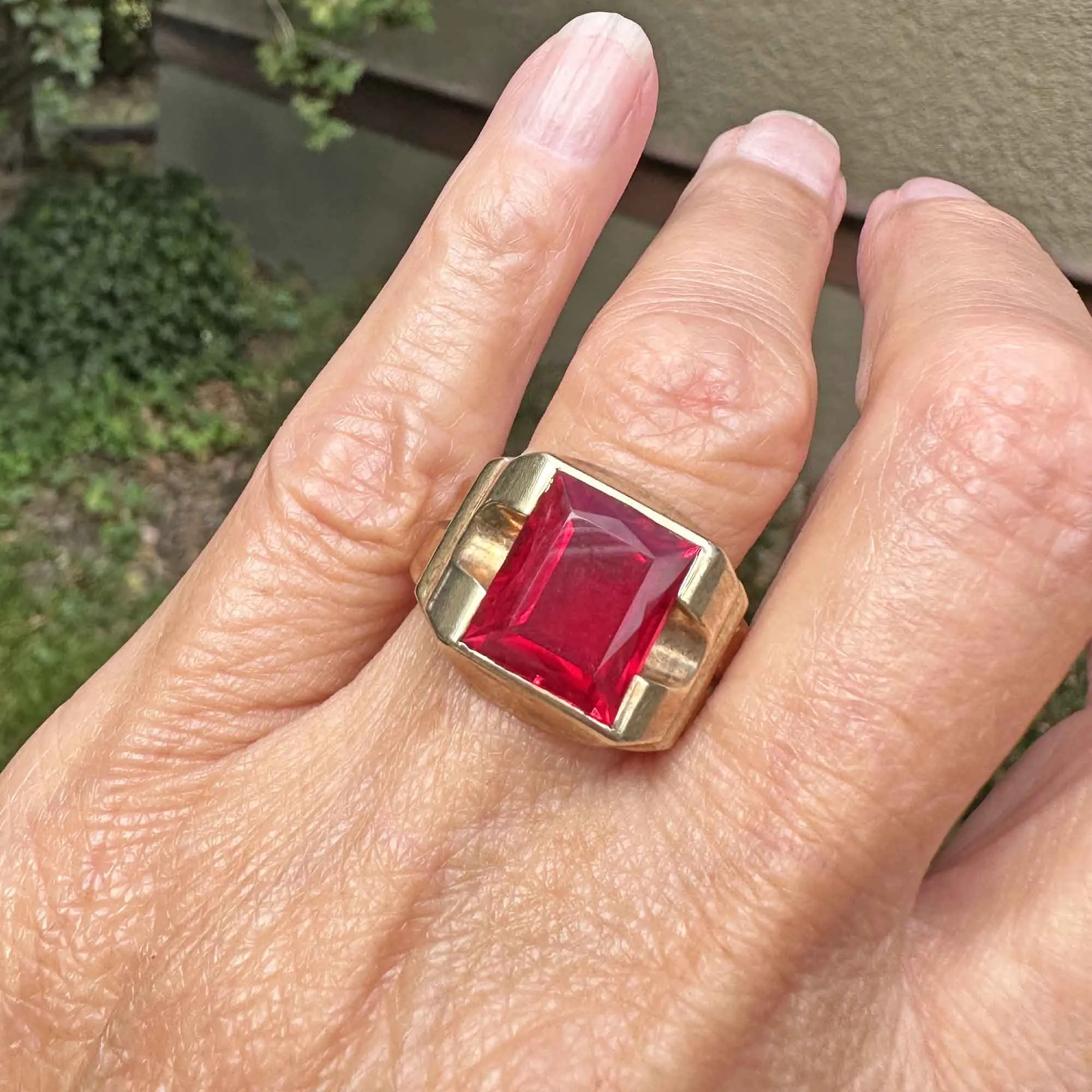Vintage Gold Mens 7.5 CTW Ruby Signet Ring