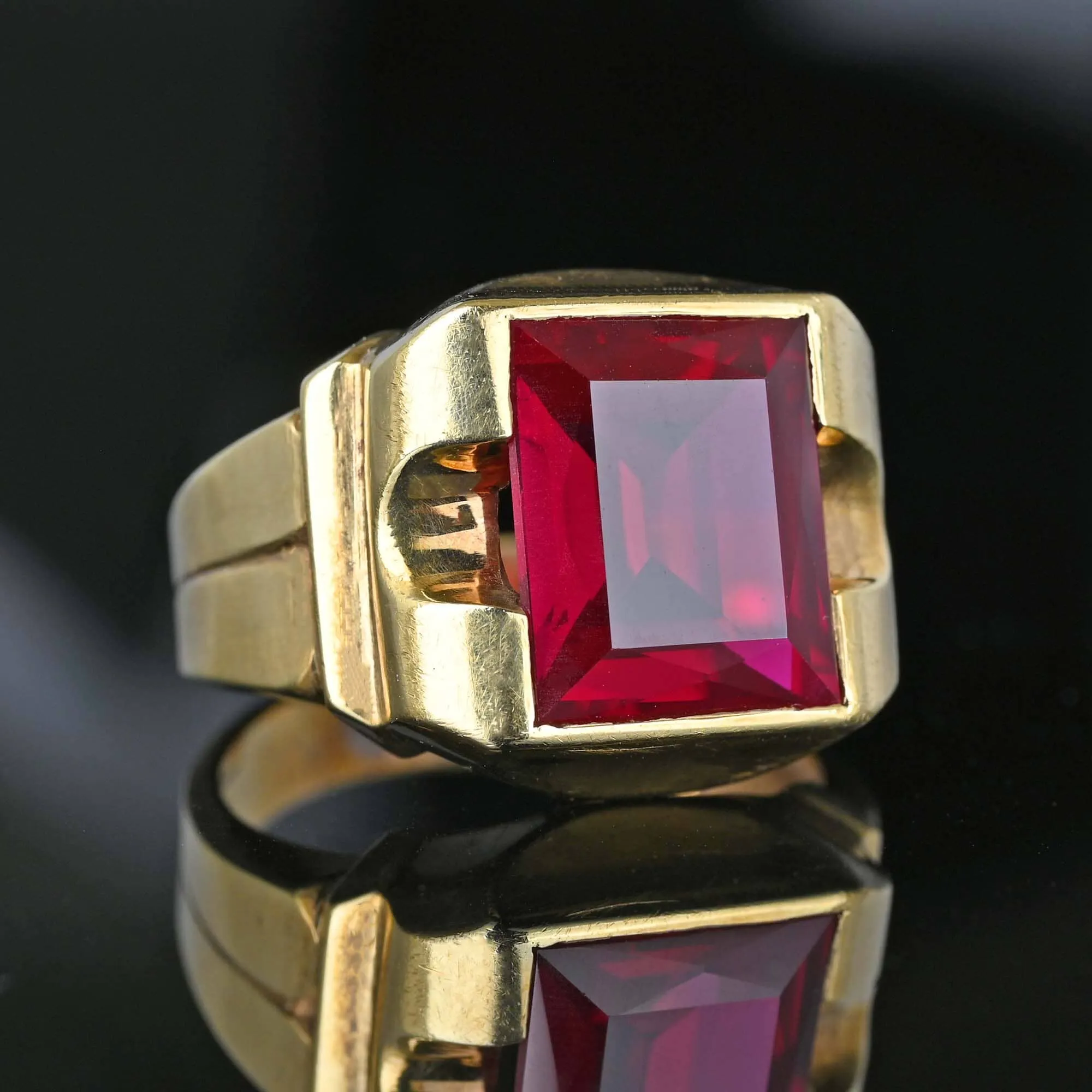 Vintage Gold Mens 7.5 CTW Ruby Signet Ring